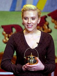scarlett johansson hasty pudding award