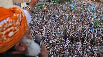 KARACHI: Tens of thousands of demonstrators have marched in Pakistan's largest city in opposition to any change to blasphemy laws and to praise the man charged with murdering the provincial governor who opposed the legislation.