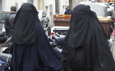 Burka-wearing gunmen raid French bank 