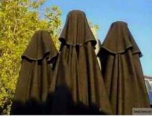 3 Muslim women in full robes