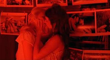 penelope cruz kissing scarlett johansson Vicky Cristina Barcelona