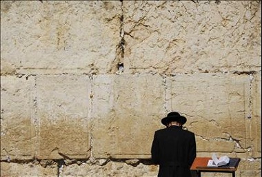 An Orthodox Jew prays at the Wailing Wall in the Old City of Jerusalem July 28, 2006. Many Jews prayed at the Wailing Wall before the Shabbat for the end of Israel's month-long offensive into the Gaza Strip and the conflict with Lebanon's Hizbollah